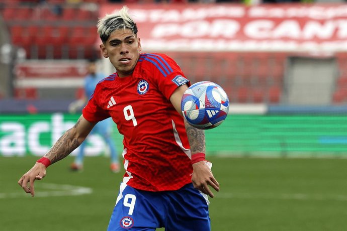 Archivo - Futbol, Chile vs Bolivia. Primera rueda, clasificatorias al Mundial 2026. El jugador de la seleccion chilena Carlos Palacios  es fotografiado durante el partido de la primera rueda de las eliminatorias al mundial de 2026 contra Bolivia disputado