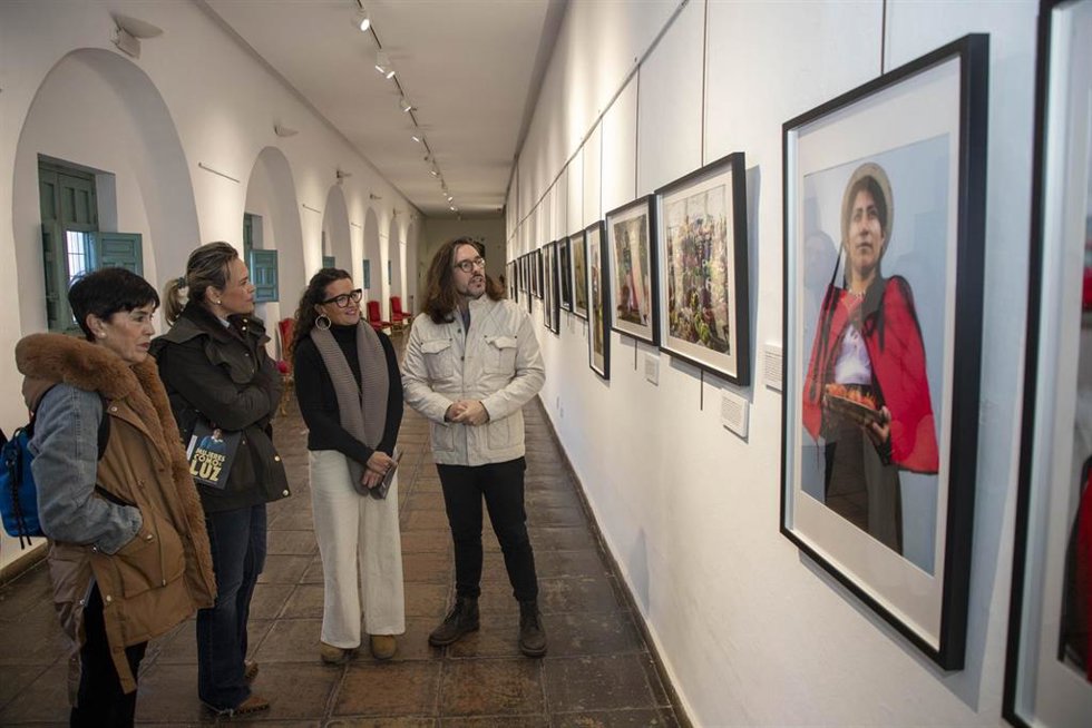 La delegada de Igualdad, Cooperación al Desarrollo, Consumo y Participación Ciudadana de la Diputación de Córdoba, Auxiliadora Moreno (segunda por la izda.), en la inauguración de la muestra.
