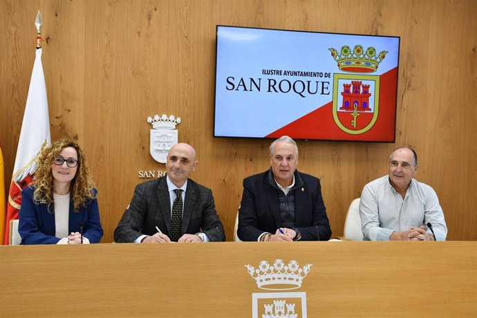 El alcalde de San Roque, Juan Carlos Ruiz Boix, y el responsable de la Fundación Moeve en Andalucía, Jesús Velasco.