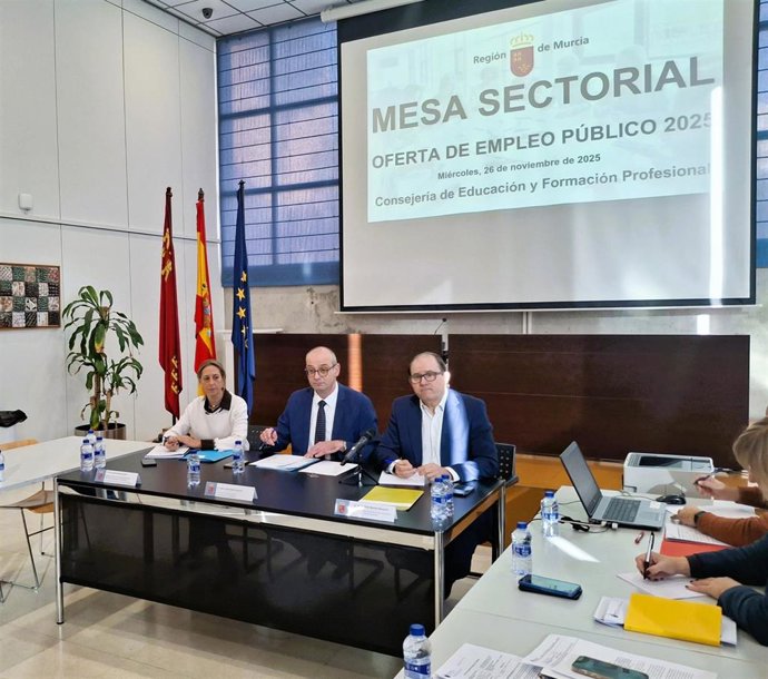 El consejero de Educación y Formación Profesional, Víctor Marín, preside la sesión ordinaria de la Mesa Sectorial de Educación