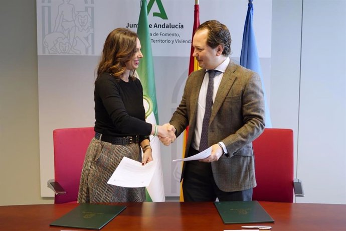 La consejera de Fomento, Articulación del Territorio y Vivienda, Rocío Díaz, junto al presidente de la Asociación Clúster Andalucía Logistics, Miguel Ángel Tamarit