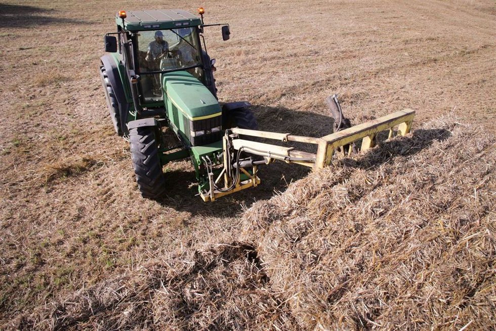 Archivo - Un tractor durante la recogida de trigo en la parroquia de Calvo, a 31 de julio de 2023, en Abadin, Lugo, Galicia (España). El sector ganadero prevé un aumento de los costes de piensos y forrajes los próximos meses, debido a que España enfrent