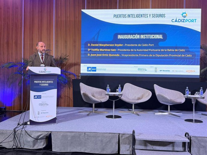 El vicepresidente primero de la Diputación de Cádiz, Juancho Ortiz, inteviniendo en la jornada 'Puertos inteligentes y seguros. Inteligencia artificial y ciberseguridad en la transformación del sector portuario de la Bahía de Cádiz'.
