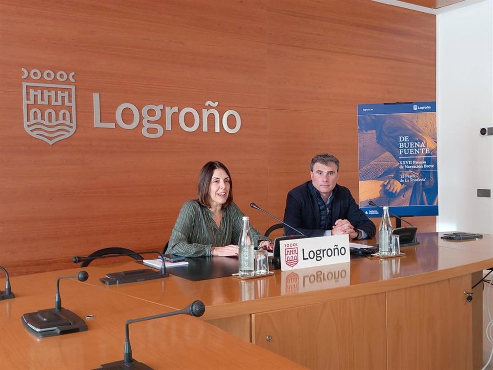 La concejala de Cultura, Rosa Fernández, junto al gerente de la Fundación Caja Rioja, Carlos Fuentes.