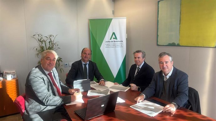 Imagen de miembros del jurado de los Premios Andalucía Trade Sevilla, presidido por el delegado territorial de de Economía, Hacienda, Fondos Europeos y Diálogo Social y de Industria, Energía y Minas de la Junta de Andalucía en Sevilla, Antonio Ramírez.