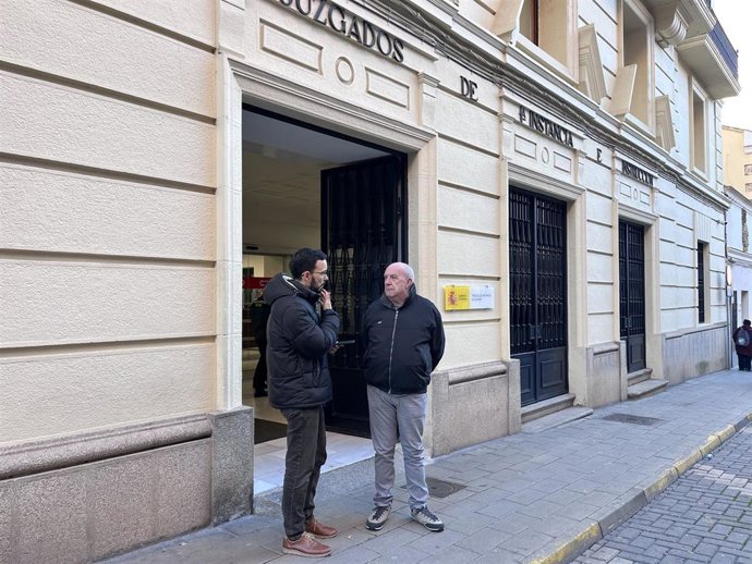 El portavoz de Podemos en Castilla y León, Miguel Ángel Llamas, y Santiago López, miembro del partido en Zamora.