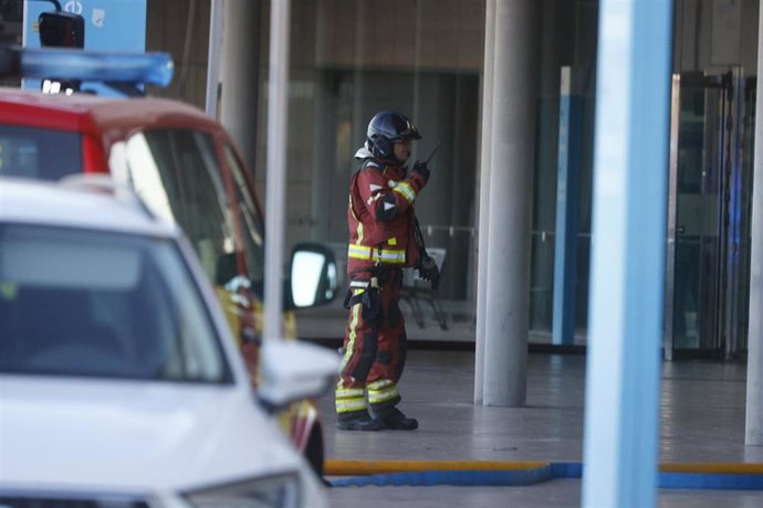 Un bombero trabaja para extinguir el incendio en el hospital Santa Lucía de Cartagena, a 26 de noviembre de 2025, en Cartagena, Región de Murcia (España). El hospital Santa Lucía de Cartagena ha sido evacuado debido a un incendio que se ha declarado esta 