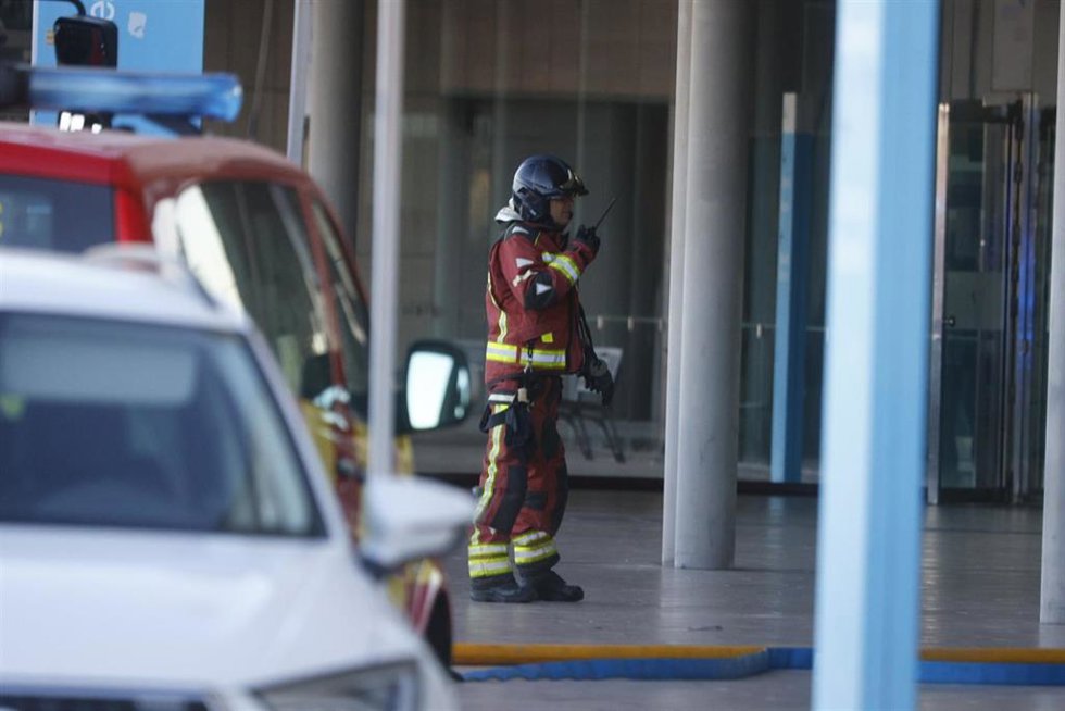 Un bombero trabaja para extinguir el incendio en el hospital Santa Lucía de Cartagena, a 26 de noviembre de 2025, en Cartagena, Región de Murcia (España). El hospital Santa Lucía de Cartagena ha sido evacuado debido a un incendio que se ha declarado est