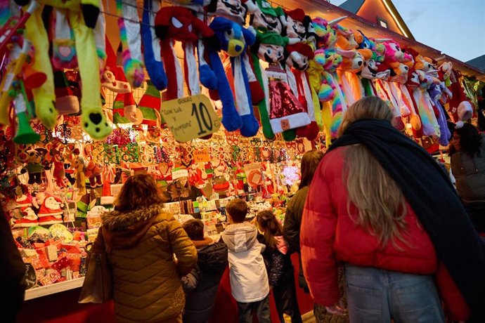 Archivo - Varias personas en el mercadillo navideño de la Plaza Mayor