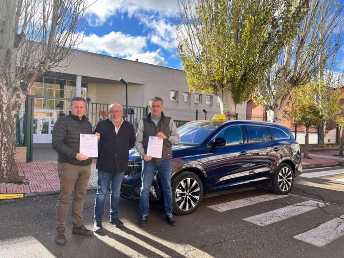 El diputado de Aragón-Teruel Existe Joaquín Moreno con autónomos de Cuencas Mineras.