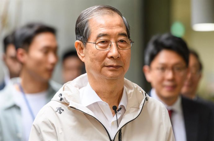 Archivo - May 2, 2025, Seoul, South Korea: Former South Korean Prime Minister Han Duck-soo is seen during a visit to a slum facility in central Seoul. Former Prime Minister Han Duck-soo declared his bid for president on May 2, vowing to cut short his term