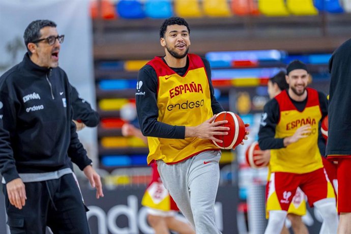 El ala-pívot Izan Almansa, durante un entrenamiento con la selección española de baloncesto.
