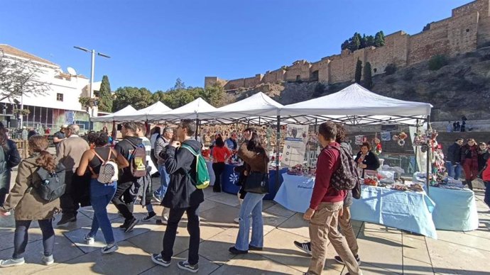 Imagen de una edición anterior del mercadillo solidario 'Unidos contra el cáncer' en la calle Alcazabilla.