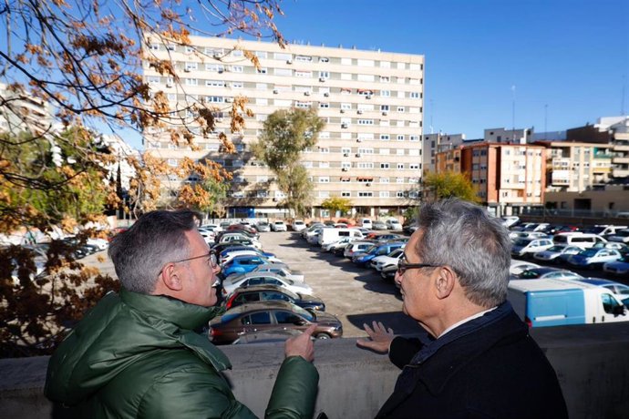 El consejero municipal de Urbanismo, Infraestructuras, Energía y Vivienda, Víctor Serrano; y el portavoz de Vox, Juliio Calbo, delante del parking de la calle San Pedro Arbués