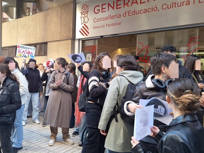 Concentración de la Plataforma Nueva EASDA Ya ante la Dirección Territorial de Educación, Cultura, Universidades y Empleo de Alicante