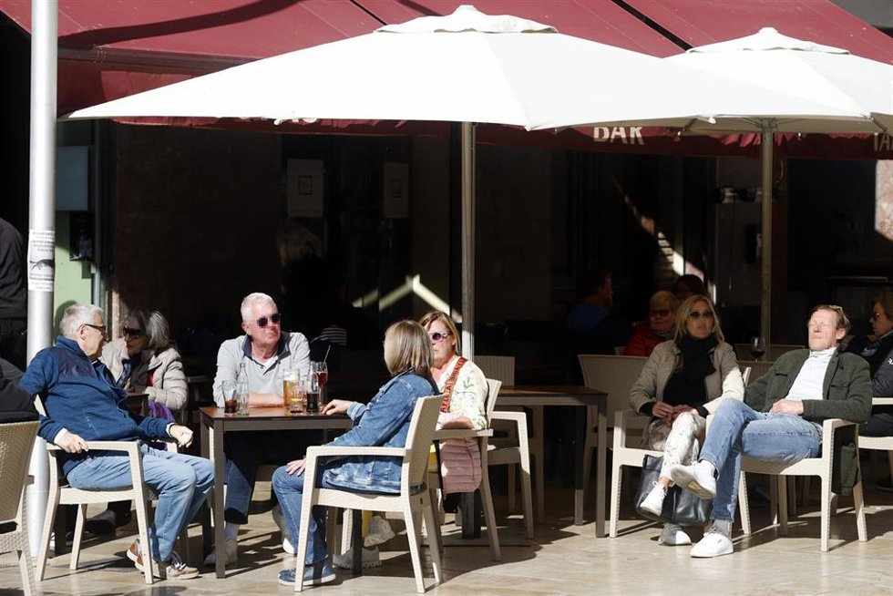 Archivo - Imagen de archivo de turistas en Málaga.