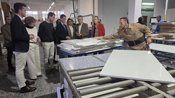 Muebles Gurcal inaugura su nueva exposición con una inversión de 490.000 euros y su apuesta por el relevo generacional