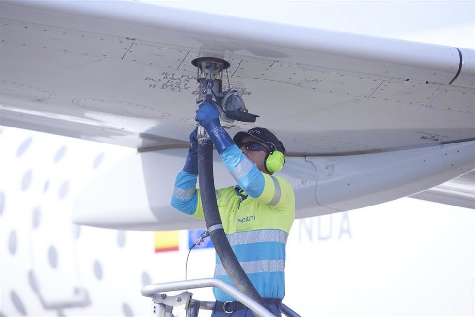 Archivo - Un operario realiza la maniobra para recargar un avión durante la presentación del nuevo combustible sostenible de segunda generación para la aviación