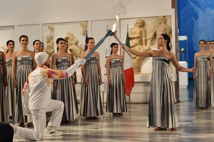 Imagen del encendido de la llama olímpica de los Juegos de Invierno de Milán-Cortina d'Ampezzo 2026