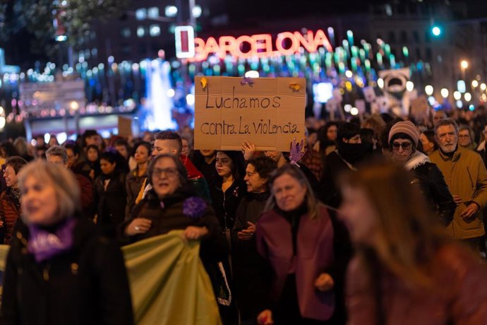 Cientos de manifestantes durante una concentración por el Día de la Eliminación de la violencia contra las Mujeres en Barcelona