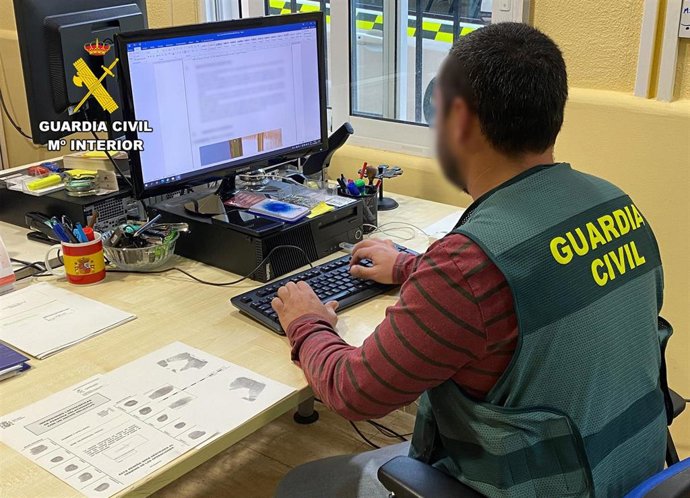 Un agente de la Guardia Civil trabaja en la investigación