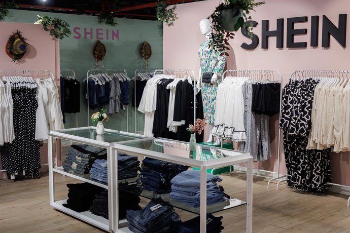 Archivo - Ropa colgada en un burros durante la inauguración de la tienda efímera de Shein, en el ABC Serrano, a 26 de abril de 2024, en Madrid (España). La tienda de Shein abre sus puertas desde mañana, el 27 de abril, hasta el 5 de mayo, convirtiéndose e