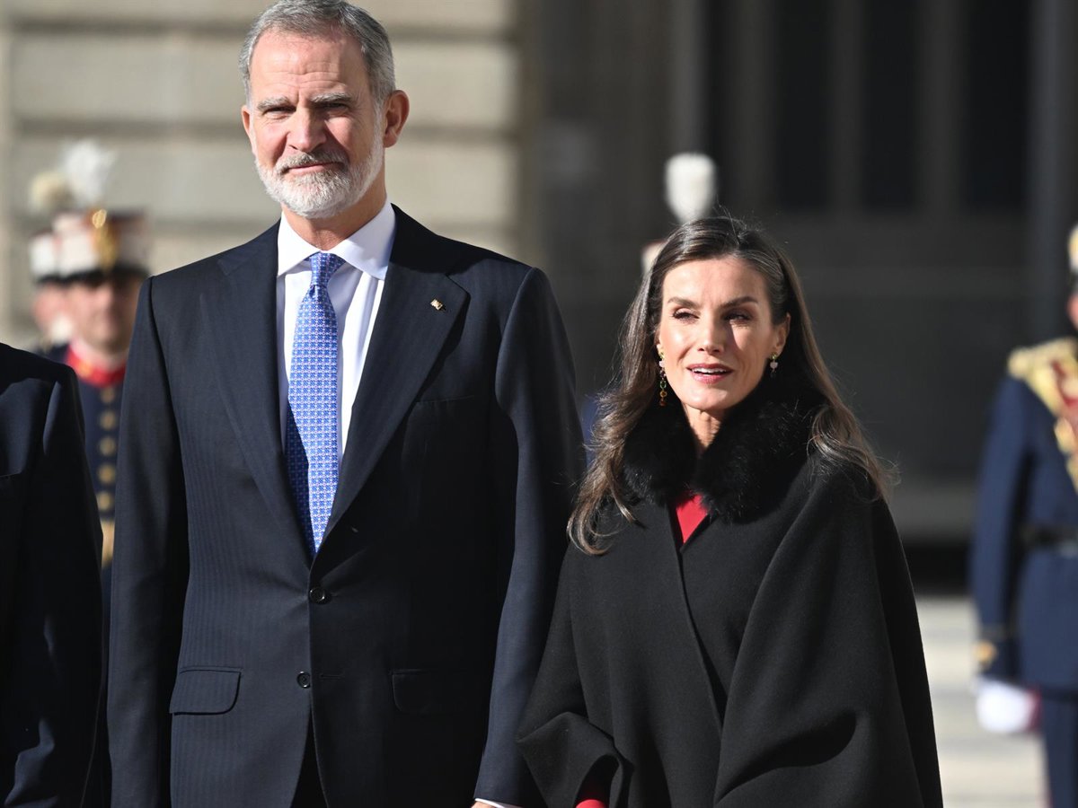 La Reina Letizia, sublime, enamora con un look invernal con capa y vestido rojo asimétrico
