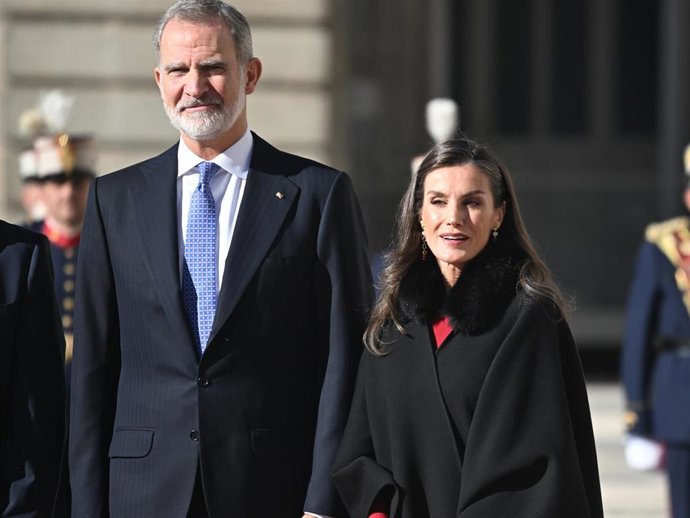 El Rey Felipe y la Reina Letizia durante la recepción con honores celebrada en el Palacio Real al Presidente de la República Federal de Alemania y su mujer