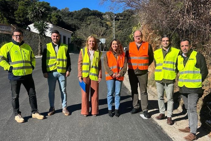 La diputada de Fomento e Infraestructuras, Nieves Atencia, ha visitado junto a la alcaldesa de Igualeja, Isabel Vázquez, las obras, que ejecuta la empresa Firprosa, SL, y ha explicado que se está actuando en un tramo de unos dos kilómetros de longitud