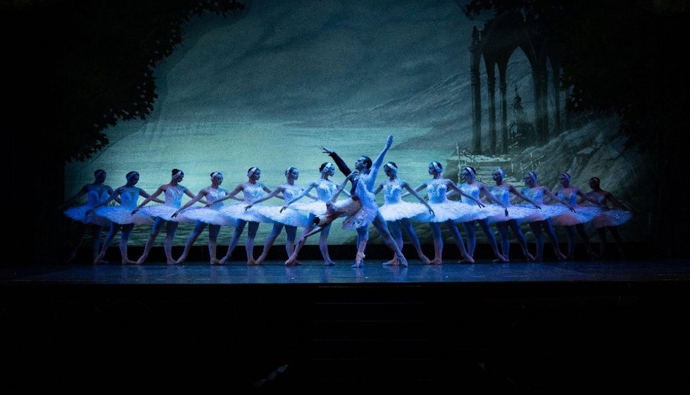 El Lago de los Cisnes interpretado por El Ballet de Kieve a favor de Unicef.