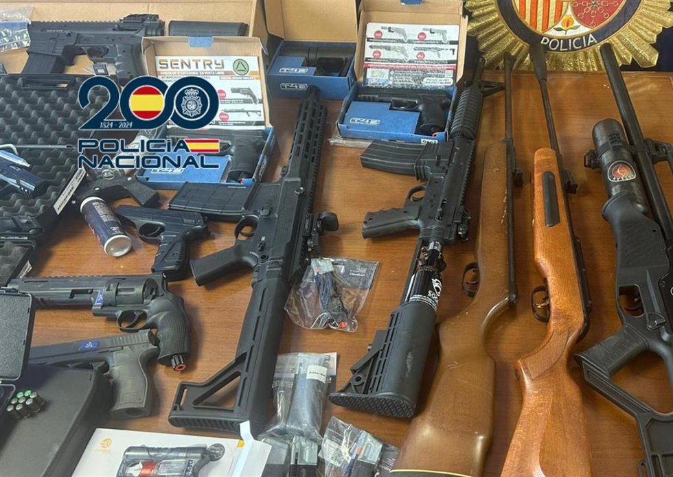 Armas de aire comprimido incautadas al desmantelar una casa en Chiclana utilizada como prostíbulo para explotar sexualmente a mujeres.