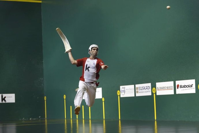 Archivo - El pelotari Javier Urriza, durante un partido.