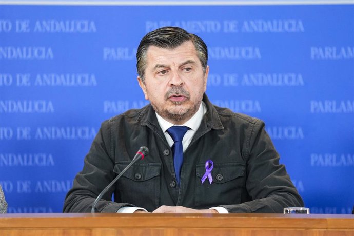 El portavoz del Grupo Parlamentario Popular, Toni Martín, durante la ronda de ruedas de prensa de portavoces de los grupos parlamentarios en el Parlamento de Andalucía, a 26 de noviembre de 2025 en Sevilla (Andalucía, España). Los portavoces de los grupos