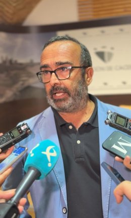 Archivo - El presidente de la Diputación de Cáceres, Miguel Ángel Morales, atiende a los medios en una foto de archivo