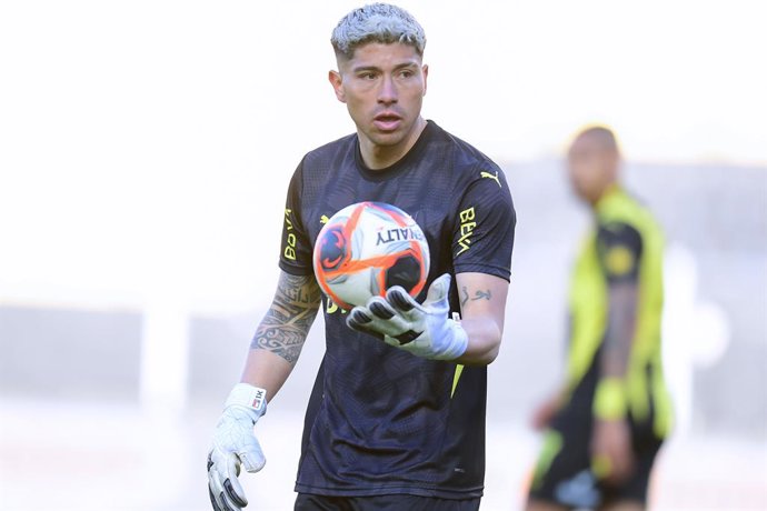 Futbol, Penarol vs Nacional.  Fecha 2, Torneo Clausura 2025.  El jugador de Penarol Brayan Cortes, es fotografiado durante un partido del Torneo Clausura contra Nacional disputado en el estadio Campeon del Siglo en Montevideo, Uruguay.  09/08/2025  Dante
