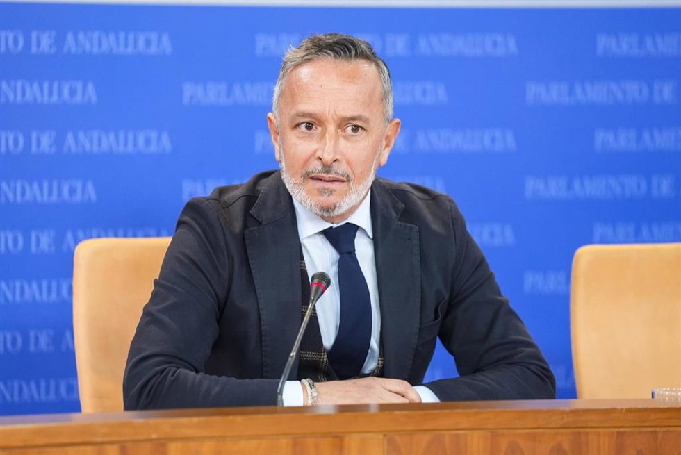 El portavoz adjunto del Grupo Parlamentario Socialista, Rafael Recio, durante la ronda de ruedas de prensa de portavoces de los grupos parlamentarios en el Parlamento de Andalucía, a 26 de noviembre de 2025 en Sevilla (Andalucía, España). Los portavoces