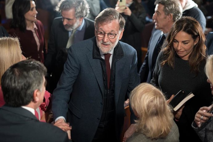 El expresidente del Gobierno, Mariano Rajoy (c), durante la presentación del libro 'Manual de convivencia. 