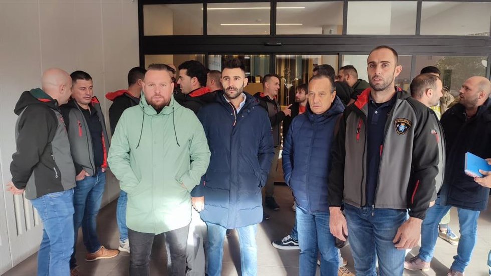 El presidente del comité de Empresa de Hunosa, Andrés Ballina, el representante de CCOO, Adrián Miguel Pérez, y el brigadista Óliver Suárez junto a miembros de la Brigada de Salvamento Minero.