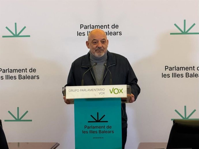El portavoz adjunto de Vox, Sergio Rodríguez, en rueda de prensa