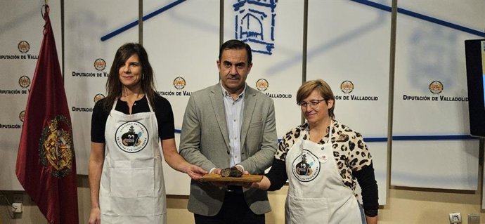 El diputado alcalde de Cogeces del Monte, Fernando Esteban, durante la presentación del programa de actividades que se ha celebrado en la sede de la Diputación Provincial, donde ha estado acompañado por la técnico de Turismo, Mery Casas