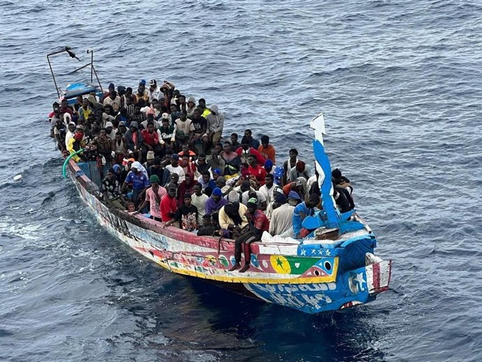Archivo - Senegal intercepta una embarcación con cerca de 240 migrantes cuando se dirigían a costas europeas