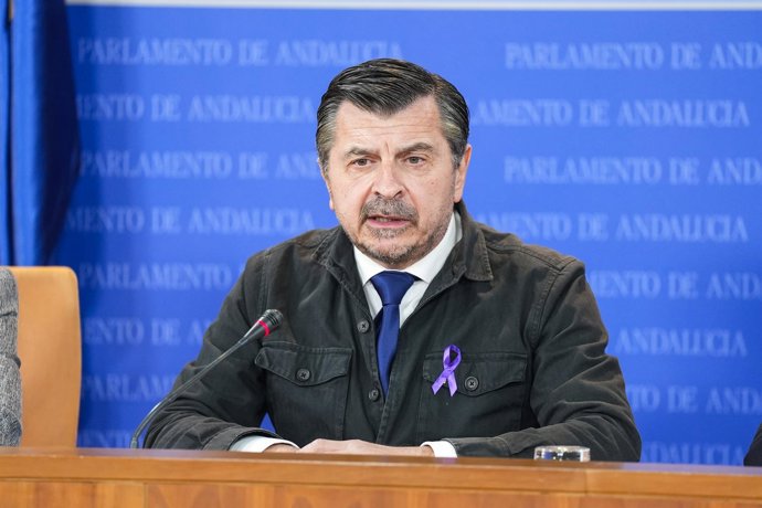 El portavoz del Grupo Parlamentario Popular, Toni Martín, durante la ronda de ruedas de prensa de portavoces de los grupos parlamentarios en el Parlamento de Andalucía, a 26 de noviembre de 2025 en Sevilla (Andalucía, España). Los portavoces de los grupos