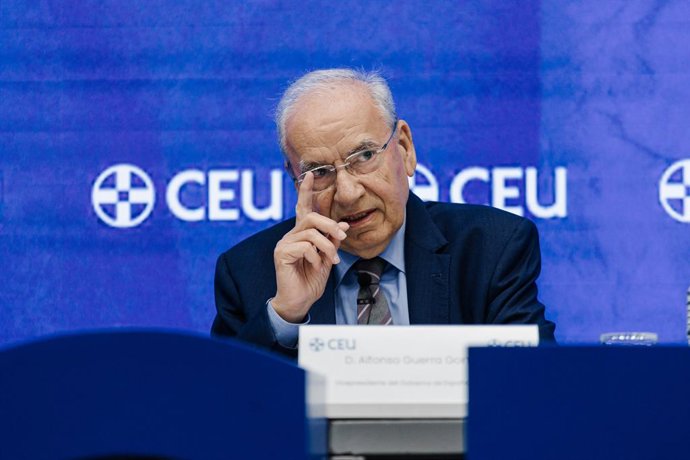 O ex-vice-presidente do Governo, Alfonso Guerra, fala durante a conferência "Memória, lembrança e legado da Transição", na Universidade CEU San Pablo, em 26 de novembro de 2025, em Madri (Espanha). A conferência foi organizada pelo Inst