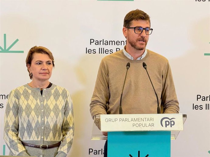 El portavoz del PP, Sebastià Sagreras, y la portavoz adjunta, Marga Duran, en rueda de prensa.