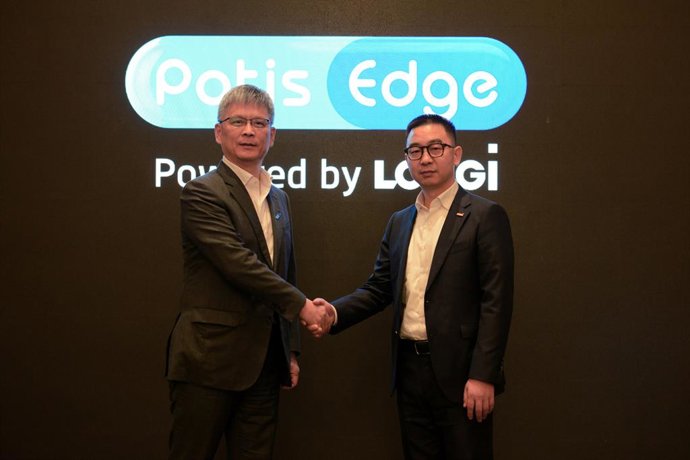 PotisEdge President and CEO Minjie Shi (left) and LONGi Global VP Dennis She (right) together announced their partnership.