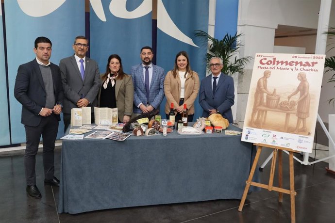 El delegado de Turismo, Cultura y Deporte, Carlos García; el alcalde de Colmenar, José Martín García, el presidente de la Asociación de Empresarios y Profesionales La Colmena, Manuel Ramos, y el vicepresidente de la Diputación, Cristóbal Ortega.