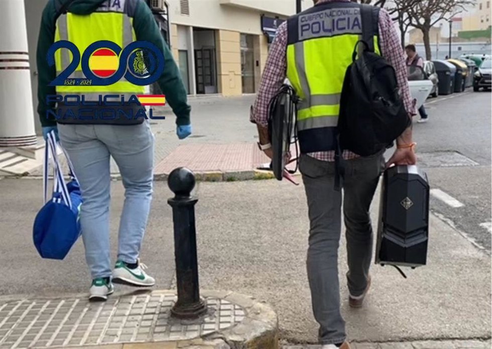 Archivo - Dos agentes de la Policía Nacional con material pedófilo intervenido el pasado mes de julio en un operativo en Cádiz. ARCHIVO.
