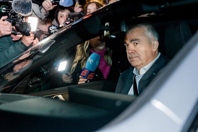 El exsecretario de organización del PSOE Santos Cerdán a su salida de la prisión de Soto del Real, a 19 de noviembre de 2025, en Soto del Real, Madrid (España).