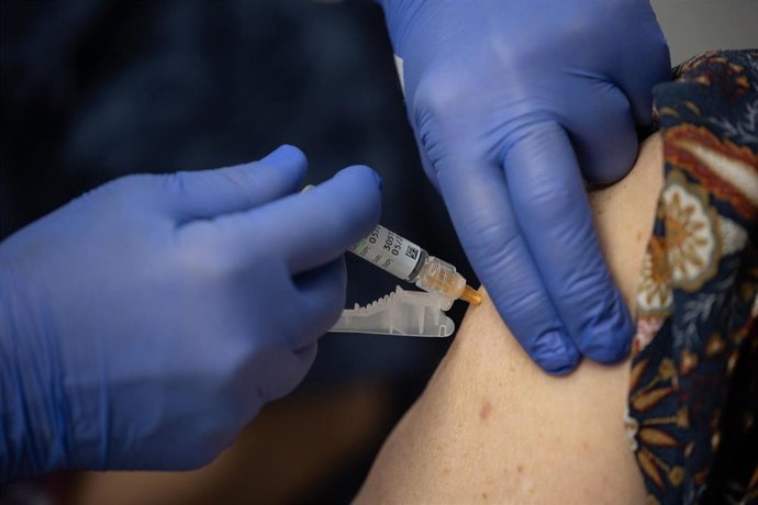 Archivo - Una mujer se vacuna durante el inicio de la campaña de vacunación de la gripe