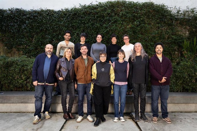 La presidenta de la Acadèmia Catalana de la Música Ester Bonal con la nueva junta